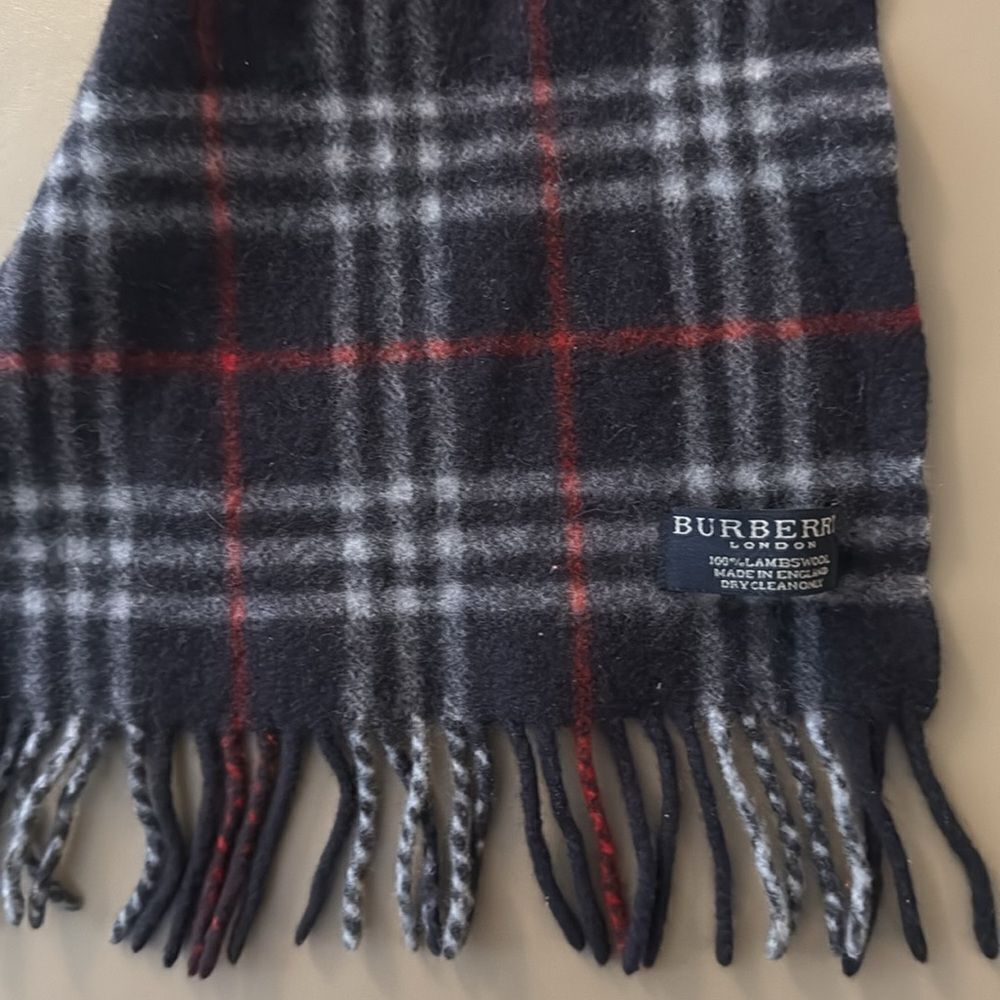 Burberry London Lambswool Nova Check Plaid Scarf with Fringe. Navy/Red. Unisex. - Picture 4 of 4